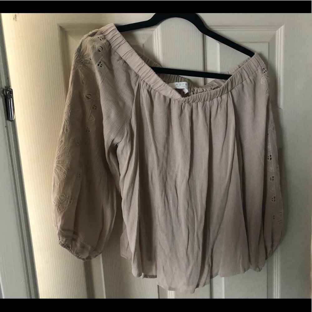 Astr Off the shoulder long sleeve